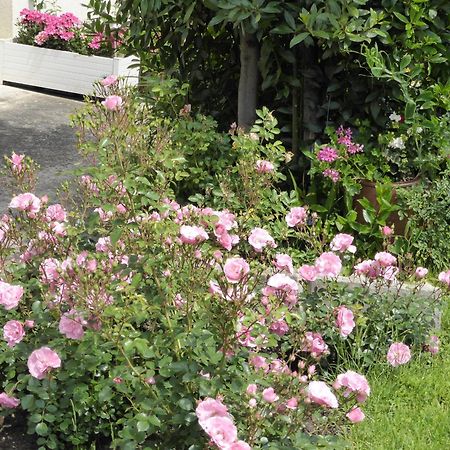 Une Chambre A Neuilly Guest House Exterior photo